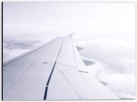 Dibond - Witte Vleugel van Vliegtuig met Wolken - 40x30cm Foto op Aluminium (Wanddecoratie van metaal)