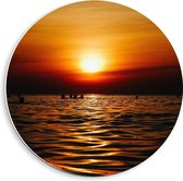 Forex Wandcirkel - Mensen in Zee tijdens Zonsondergang - 40x40cm Foto op Wandcirkel (met ophangsysteem)
