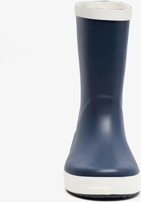 Vue de face d'une botte de pluie bleu foncé avec bordure beige.