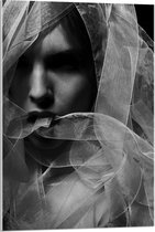 Acrylglas - Vrouw bedekt met Stof (zwart/wit) - 60x90cm Foto op Acrylglas (Wanddecoratie op Acrylglas)