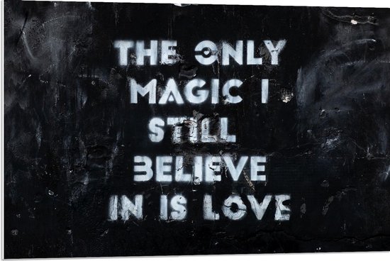Forex - Zwarte muur met Tekst; ''The Only Magic I Still Believe In Is Love'' - 90x60cm Foto op Forex