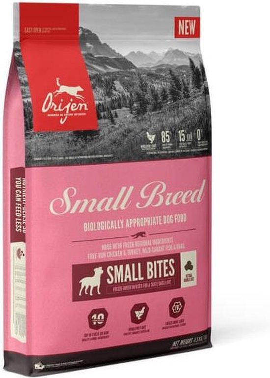 Orijen Small Breed hondenvoerzak, roze met landschap en honden. 'Nieuw' en 'Small Bites' vermeld.