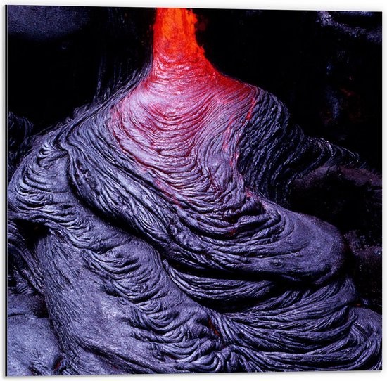 Dibond - Lava uit een Vulkaan - 50x50cm Foto op Aluminium (Wanddecoratie van metaal)
