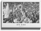 Walljar - Poster Ajax met lijst - Voetbal - Amsterdam - Eredivisie - Zwart wit - Krol tussen AFC Ajax supporters '71 - 40 x 60 cm - Zwart wit poster met lijst