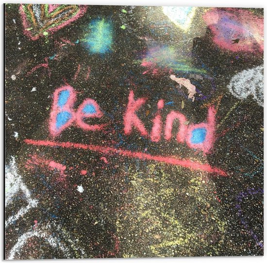 Dibond - Stoep onder Gekleurd met Stoepkrijt met tekst ''Be Kind'' - 50x50cm Foto op Aluminium (Met Ophangsysteem)