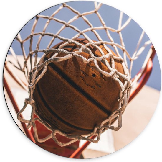 Dibond Wandcirkel - Basketbal in Basket - 70x70cm Foto op Aluminium Wandcirkel (met ophangsysteem)