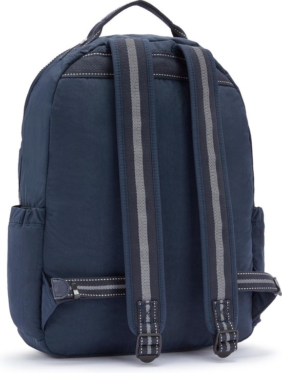 Arrière d'un sac à dos Kipling bleu foncé avec des bretelles rayées.