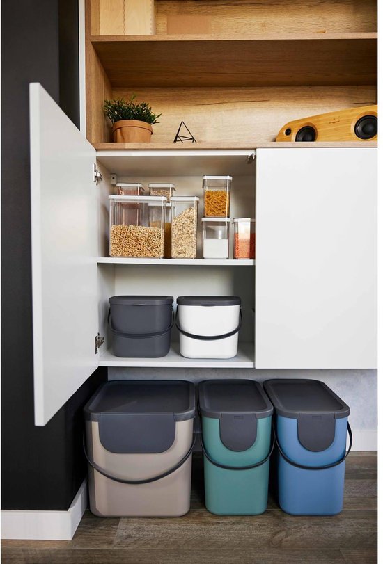 Onderbouw kast met blauwe, groene en beige afvalbakken met donkergrijs deksel.
