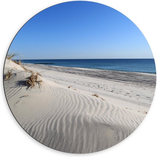 Dibond Wandcirkel - Wit strand aan de Blauwe Zee - 60x60cm Foto op Aluminium Wandcirkel (met ophangsysteem)