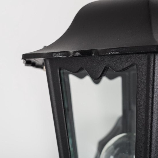 Detail van de zwarte wandlamp met golvend glas.