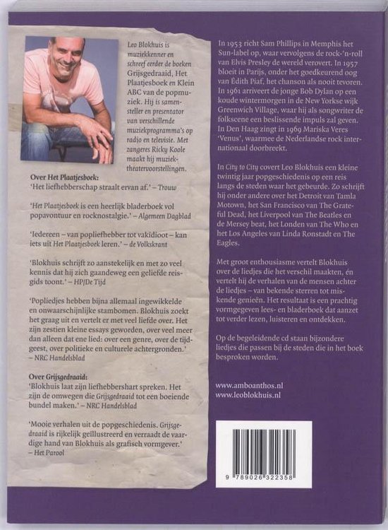 Een man met een roze shirt, zittend in een fauteuil, lacht. Naast hem, op de leuning, ligt een boek. De tekst eromheen beschrijft het boek.