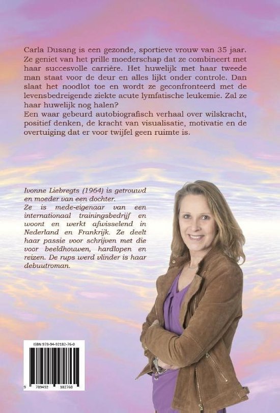 Een vrouw met bruin haar en een bruine jas staat op de foto, met de armen over elkaar geslagen. Ze glimlacht.