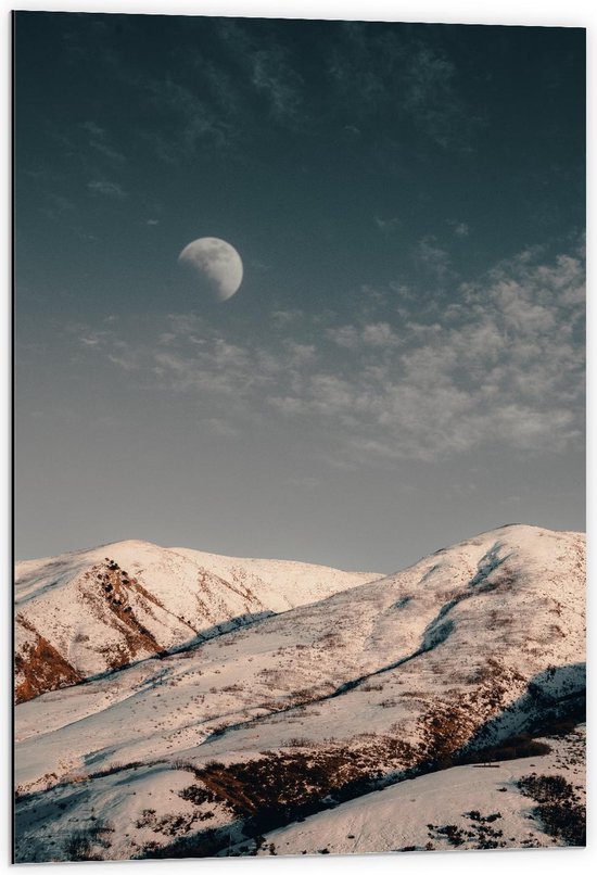 Dibond - Maan boven Sneeuwberg - 60x90cm Foto op Aluminium (Wanddecoratie van metaal)
