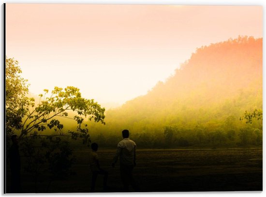 Dibond - Man bij Bomen en Berg in het Groen/Oranje - 40x30cm Foto op Aluminium (Met Ophangsysteem)