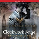 Jonge man met hoed, gekleed in een grijs pak met vlinderdas. Een gouden engel met vleugels op zijn borst. Tekst: Clockwork Angel.