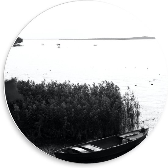 Forex Wandcirkel - Vissersbootje op Water (zwart/wit) - 50x50cm Foto op Wandcirkel (met ophangsysteem)