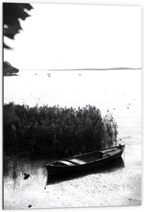 Dibond - Vissersbootje op Water (zwart/wit) - 60x90cm Foto op Aluminium (Met Ophangsysteem)