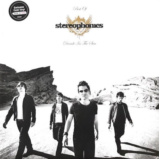 Een groep van vier mannen lopen voorwaarts in de woestijn, met de tekst 'Best Of stereophonics Decade In The Sun'.