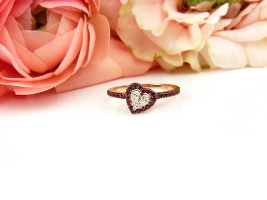 Ring in roos goud gezet met rode saffier en diamant