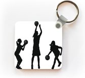 Sleutelhanger - Een zwart-witte illustratie van drie basketballende meisjes - Uitdeelcadeautjes - Plastic