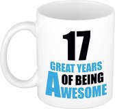 17 great years of being awesome mok wit en blauw - cadeau mok / beker - 29e verjaardag / 17 jaar