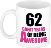 62 great years of being awesome cadeau mok / beker wit en roze