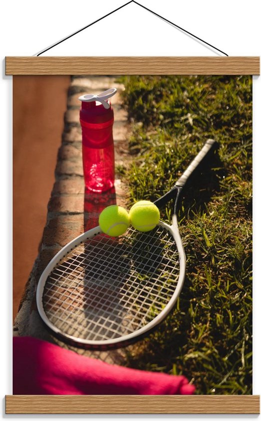 Schoolplaat – Tennisracket met Ballen en Waterfles - 30x40cm Foto op Textielposter (Wanddecoratie op Schoolplaat)