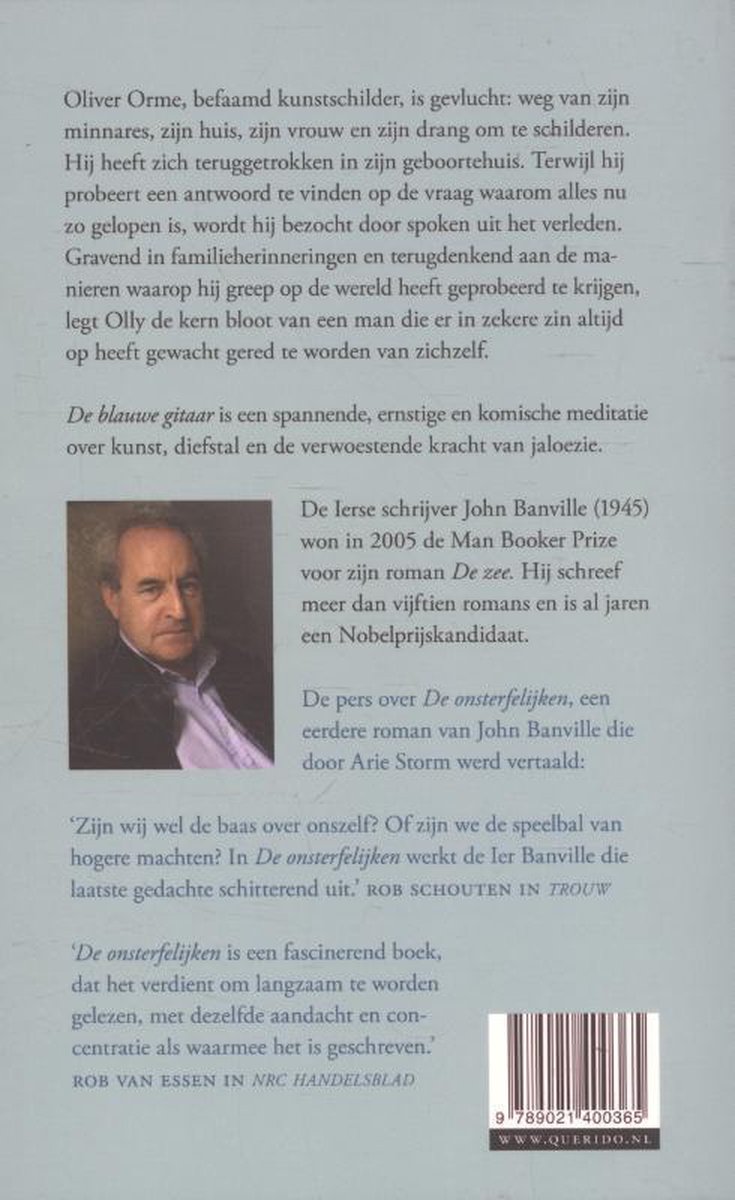 Boekcover met portret van een man, tekst over John Banville en zijn boeken.