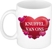 Knuffel van ons cadeau koffiemok / theebeker wit met hartjes - 300 ml - keramiek - cadeau beker / beterschap wensen