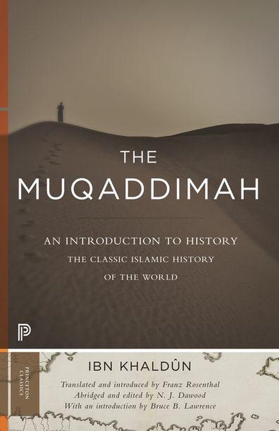 Boekomslag van "The Muqaddimah: An Introduction to History" door Ibn Khaldûn, met een figuur die op een zandduin loopt.