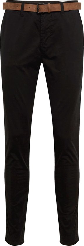 Zwarte chino broek met bruine riem, op een witte achtergrond.