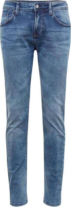 Een lichte, verweerde jeans, staand.
