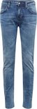 Een lichte, verweerde jeans, staand.