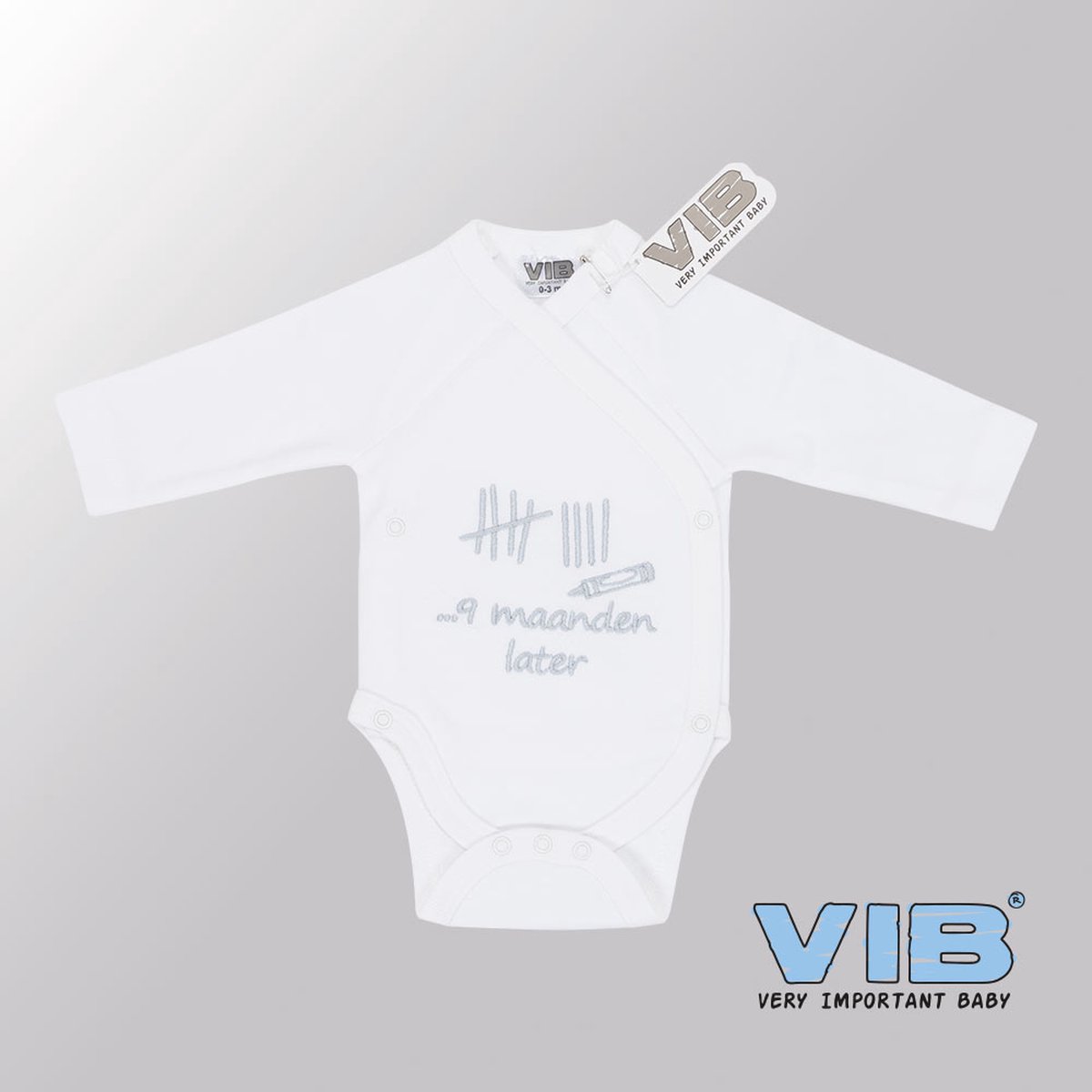 VIB® - Rompertje (overslag) Luxe Katoen - 9 maanden later (Wit) - Babykleertjes - romper - rompertjes - rompertjes met tekst - baby cadeau - baby aankondiging - overslagromper