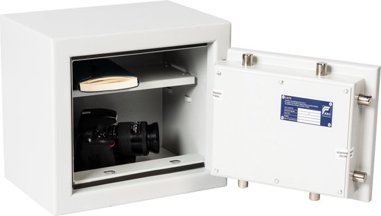 Witte kluis open. Een camera en een boek liggen op de planken. Zilverkleurige deuren.