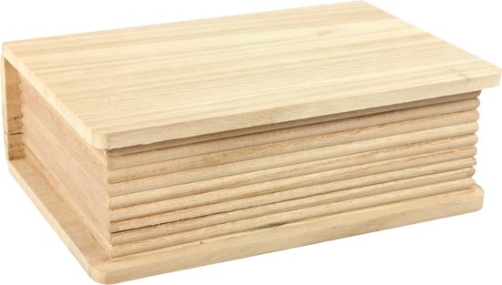 Coffret en bois en forme de livre, couché, bois clair à grain visible et 'pages' empilées.