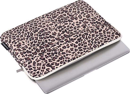 Housse d'ordinateur portable à imprimé léopard, beige avec des taches brunes, ouverte avec une fermeture éclair argentée. Un ordinateur portable est visible.