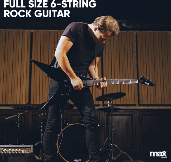 Man speelt op een glanzende zwarte V-vormige elektrische gitaar met een zwarte band, in een studio.