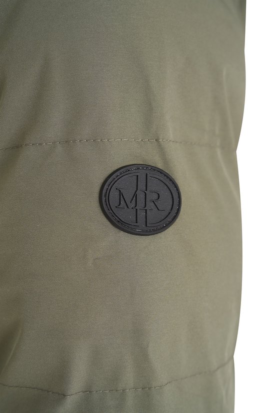 Detail van een olijfgroene winterjas met rond Mario Russo logo.