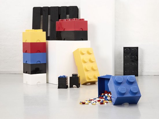 Diverse LEGO opbergboxen in verschillende kleuren en maten, waaronder gestapelde en losse boxen.