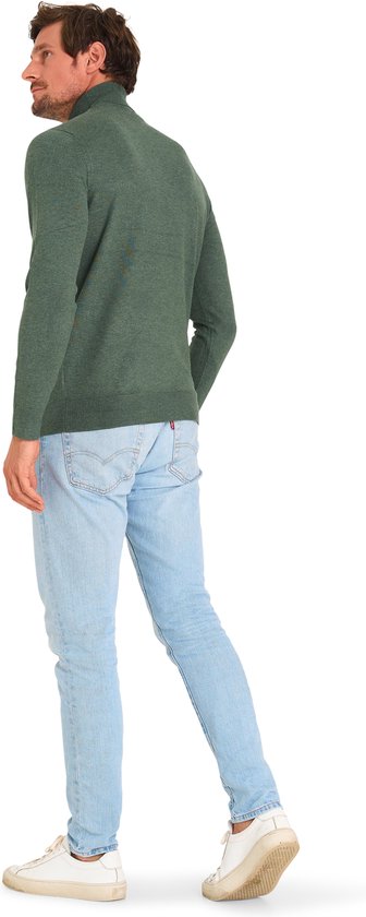 Man in groene coltrui van Mario Russo, zicht van achteren