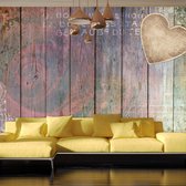 Fotobehangkoning - Behang - Vliesbehang - Fotobehang Liefde op Houten Planken - Carved memories - 300 x 210 cm