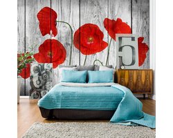 Fotobehangkoning - Behang - Vliesbehang - Fotobehang Klaprozen op Houten Planken - 100 x 70 cm