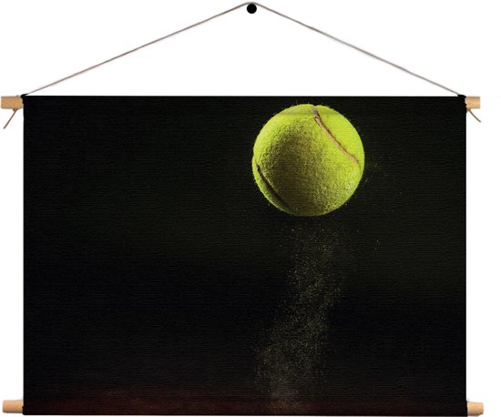 Textielposter Tennisbal Op Grevel Rechthoek Horizontaal XL (75 X 90 CM) - Wandkleed - Wanddoek - Wanddecoratie