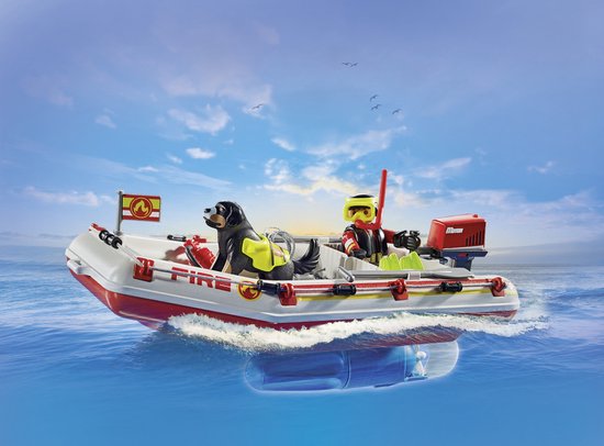 Brandweerboot met duiker, reddingshond en buitenboordmotor op de oceaan.