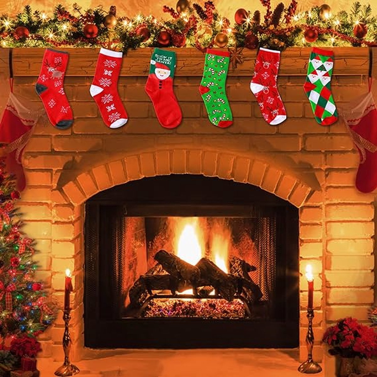 Download Sokken en Ornamenten op een Feestelijke Schouw Stockfoto's
