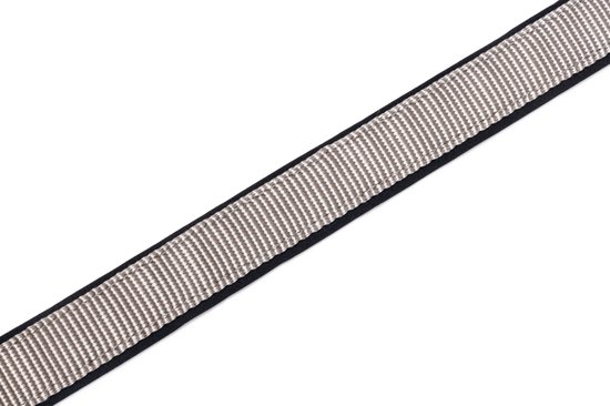 Een lichtgrijze nylon band met fijne streepjes en een zwarte rand.