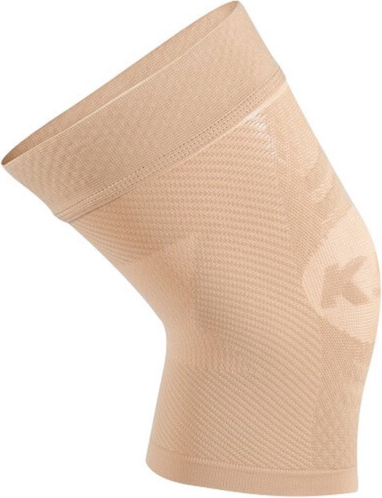 Natuurkleurige compressie kniebrace met een fijn rasterpatroon, een logo met de letter K en een hexagonale binnenrand.