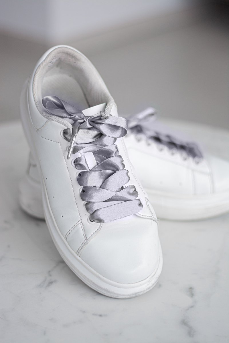 Schoenveters plat satijn luxe - grijs breed - 120cm met zilveren stiften veters voor wandelschoenen, werkschoenen en meer