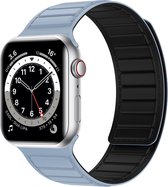 Siliconen bandje - geschikt voor Apple Watch Series 1/2/3/4/5/6/7/8/9/SE/SE 2 met case size 38 mm / 40 mm / 41 mm - lichtblauw/zwart